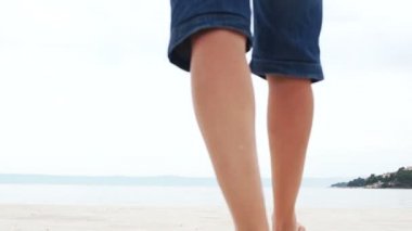 Baba ve iki çocuğu, gençler beyaz kum ile deniz kıyısında gidin. Yaz tatilleri, babalar günü