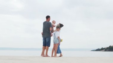 Karı koca, güzel genç çift ve beyaz kumlu plajda üç çocuğu, aile gezisi, mutlu aile tatili