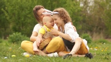 Paskalya pikniyerinde güzel bir aile, aile hafta sonu. Yaş, anne ve oğulları büyük bir fark olan çocuklar, bebek ağabeyi için ulaşır