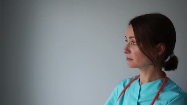 Νέος και καλός γιατρός παρακολουθεί μια ακτινογραφία ασθενούς στο νοσοκομείο. Διεθνής ημέρα γιατρών, διαγνωστική γυναίκα γιατρός — Αρχείο Βίντεο