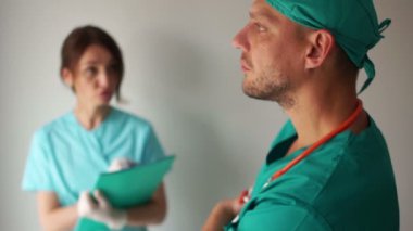 Doktor ve hemşire hastanede tıbbi muayeneyi tartışıyorlar. Tıp ve sağlık hizmetleri kavramı