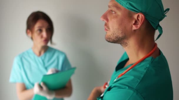 Médico y enfermera discutiendo juntos en el examen médico en el hospital. Concepto de medicina y salud — Vídeo de stock