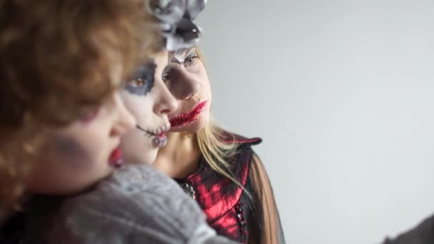 Celebrar o Dia das Bruxas, tradições de Halloween. Três adolescentes em maquiagem Halloween e trajes tirar selfies. Close-up — Vídeo de Stock