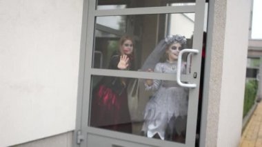 Şeker mi şaka mı? Cadılar Bayramı kostümlü ve makyajlı çocuklar ne kadar çok şekerin toplandığına bakın. Cadılar Bayramı geleneği