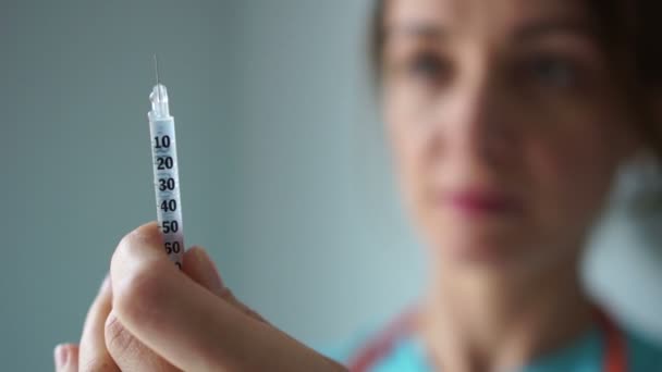 Krankenschwester bereitet eine Spritze mit Medikamenten zur Injektion vor. Grippeimpfung, Medizin und Gesundheitsfürsorge — Stockvideo