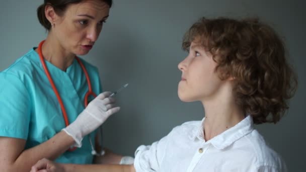 Problemas de vacunación. Una enfermera le da a un niño una vacuna contra la gripe. Programa de vacunación estatal — Vídeos de Stock