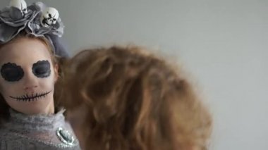 Cadılar bayramı kostümlü çocuklar vampir draakula ve ölü gelin şakalaşmaları ve birbirlerine hırlamaları. Yakın portre, Hallowen gelenekleri, kostümler ve makyaj