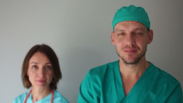 男性医師と彼の女性の助手。笑顔の医師、医学と医療の概念の近い肖像画 — ストック動画