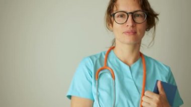 Gözlüklü doktor kadın, yakın portre, gülümseyen kadın. Tıp ve sağlık hizmetleri kavramı