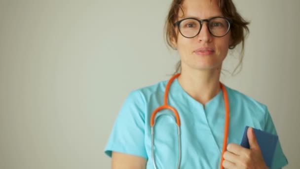 Ärztliche Therapeutin Frau mit Brille, Porträt in der Nähe, Frau lächelt. Medizin und Gesundheitskonzept — Stockvideo