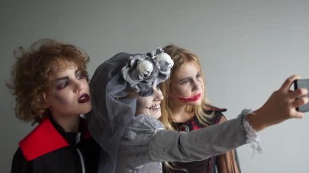 Selfie voor Halloween. Kinderen maken foto 's op een feest in Halloween kostuums en make-up — Stockvideo