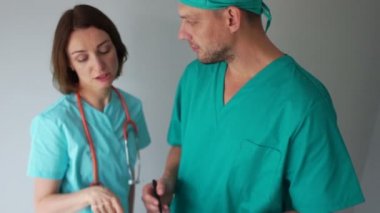 İki doktor, iş arkadaşı, bir erkek ve bir kadın tıbbi konuları tartışıyor. Uluslararası Doktorlar Günü