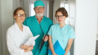 Klinikteki gülümseyen doktorların yakın portresi. Tıbbi personel, dişçilik, kozmetoloji ya da cerrahi alanlarında uzmanlar. Tıp ve sağlık hizmetleri kavramı