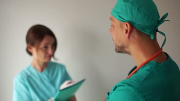 Enfermera atenta escribe instrucciones terapeutas en un cuaderno. Bypass personal médico — Vídeos de Stock