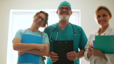 Hastanedeki doktorlar. Üç tıp arkadaşı bir hastane odasında dinlenirken. Ambulans hastanesi.
