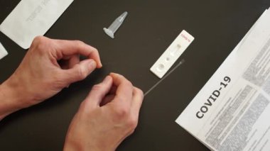Hızlı test covid 19. Coronovirüs covid-19 analizi için test kaseti ve kan örneklerini test et. Kan örnekleme ve kasete bir damla kan ekleme. Bölüm 1