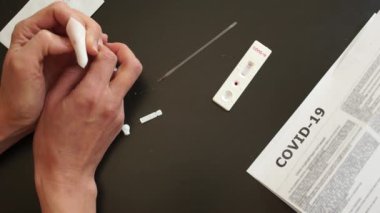Hızlı test covid 19. Coronovirüs covid-19 analizi için test kaseti ve kan örneklerini test et. Test sonuçlarının değerlendirilmesi. Olumsuz test SARS-CoV-2. Bölüm 3