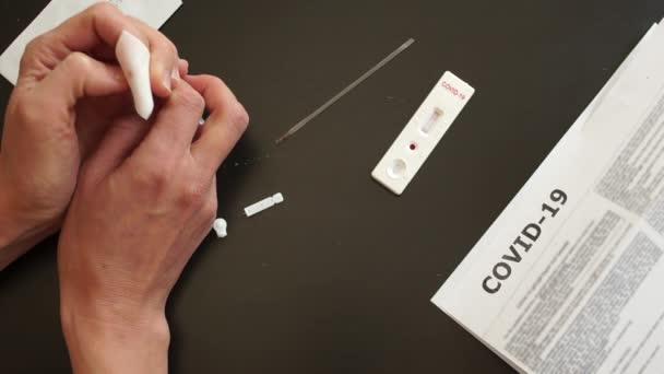 Snelle test covid 19. Testcassette en een set reagentia voor zelfbemonstering van bloed voor analyse op coronovirus covid-19. Beoordeling van het testresultaat. Negatieve test SARS-CoV-2. Deel 3 — Stockvideo