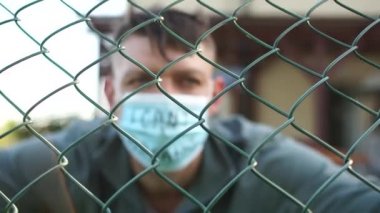 Üzerinde nefes alamadığım yazı olan maskeli beyaz bir adamın portresi. Amerika 'da protestolar, polis kanunsuzluğu