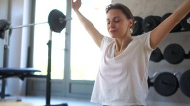 Yogi kızı, spor salonunda meditasyon ve ruhani uygulamalarla meşgul. Lotus pozisyonunda oturan kadın, namaste hareketi.