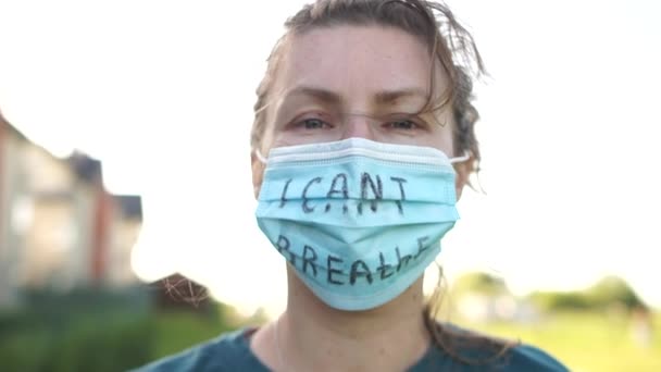 Nemůžu dýchat. Zápis na masce, portrét zblízka. Mladá běloška nacionalistická demonstrantka proti rasismu v USA. BlackLivesMatter — Stock video