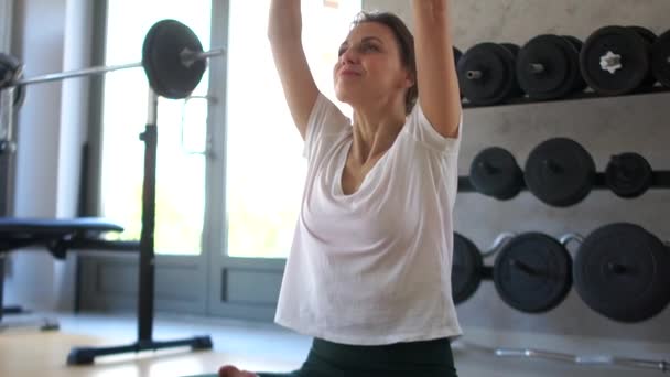 Conclusão da meditação, braços estendidos para cima. Namaste gesto, uma jovem mulher realiza um conjunto de exercícios de ioga no ginásio, estilo de vida saudável — Vídeo de Stock