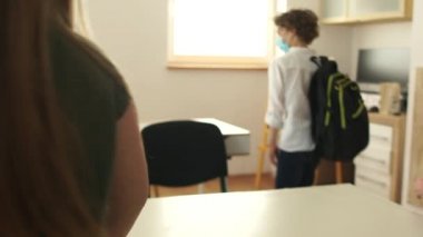 Karantinadan sonra okula dönüyorum. Tıp maskeli çocuklar sınıflarına gider ve masalarında otururlar. Eğitim sürecinin organizasyonu, yeni kurallar, karantina sonrası yaşam