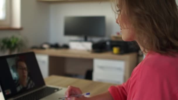 A trabalhar em casa. Feliz jovem caucasiano Mulher de camisa vermelha Sentado na mesa com computador portátil. Aprendizagem online, educação a distância — Vídeo de Stock