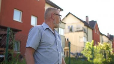 Kıvırcık ergen, gri saçlı yaşlı bir adama sarılmak için koşar. Dedem ve torunum yaz tatillerinde karantina sonrası bir araya geldiler.