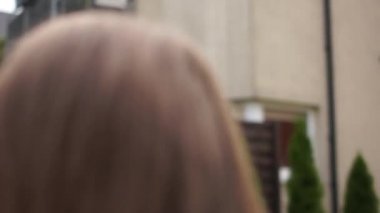 Bir kadın dengeleyicili akıllı telefon kullanarak video kaydediyor. Sosyal medya ve video blogları, akıllı telefonlu açık hava portresi kadın