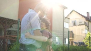 Kıvırcık liseli ergen dedesine sarılıyor. Açık hava portresi, mutlu aile, büyükbaba ve torun