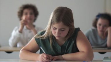 Çocuklar bir kıza kağıt fırlatır. Liseli kız üzgün, agresifliğin kurbanı, okula geri dönüyor. Okulda taciz ediyor. Okul zorbalığı