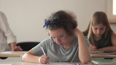 Okulda fiziksel taciz. Oğlan kıza kağıt ile vurdu, kız öğrenci ağlıyor. Okul zorbalığı