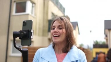 Cep telefonu kamerası sabitleyici açık hava video blogu kaydeden bir Vlogger. Canlı yayın