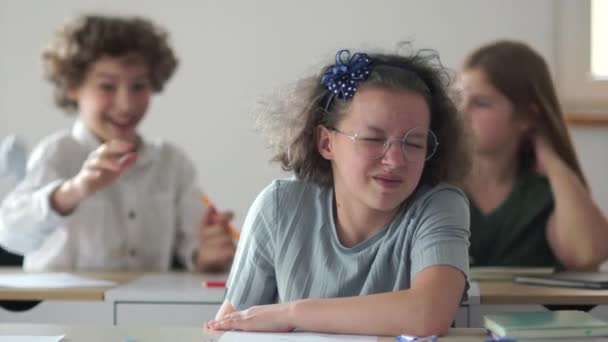 Die Kinder der Klasse benehmen sich unhöflich, werfen mit Papieren und Hooligans und spielen Streiche. Zurück in die Schule, Teenager in der Pause — Stockvideo