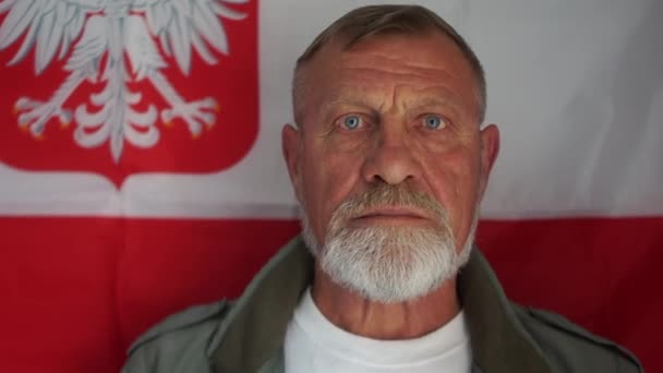 Crisis económica y desempleo en Polonia. Retrato de un hombre maduro en el fondo de la bandera polaca — Vídeos de Stock
