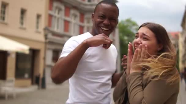 Bailando en una calle de la ciudad. Pareja de razas mixtas, amigos inerraciales bailan en medio de una calle de la ciudad. Pareja cariñosa blanco y negro — Vídeos de Stock