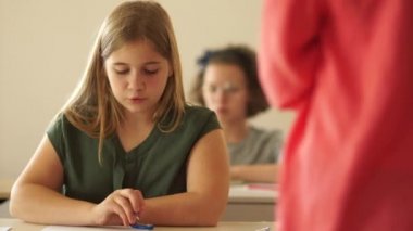 Sınıfta ders, öğrenci öğretmene bir soru sorar, öğretmen cevap verir. Okula dönmek, öğrenme süreci