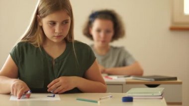 Kız liseli kızlar sınıfta test çalışması yapıyorlar. Kız arkadaşlar birbirlerine not verir, okula geri dönerler.