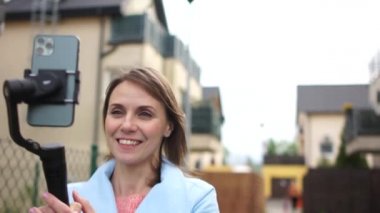 Cep telefonu kullanan blogcu kadınlar vlog yapıyor ve sosyal medyada yaşıyorlar. Seyahat ederken akıllı telefonla video görüşmesi yapan kadın turist.