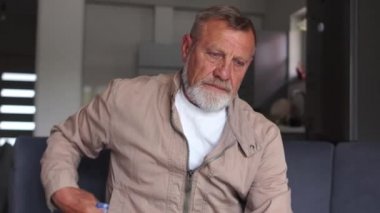 Yoksulluk ve işsizlik kavramı. İşinden yeni kovulmuş üzgün bir adamın kapalı bir portresi. Yaşlı vatandaş gözlerini mendille siliyor.