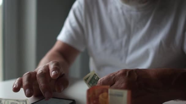 Retrato de desempleado triste deprimido hombre con gafas. Cuenta el dinero restante para pagar las facturas. Concepto de crisis económica mundial, caída de los ingresos y niveles de vida. Problemas sociales — Vídeos de Stock