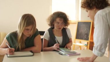 Okuldaki genç çocuklar, sınıftalar. Kabadayı bir çocuk bağırıyor ve gözlüklü kıvırcık saçlı bir kızı rahatsız ediyor. Liseli kız, evinden kaçıyor. Okulda taciz, okula geri dönmek.