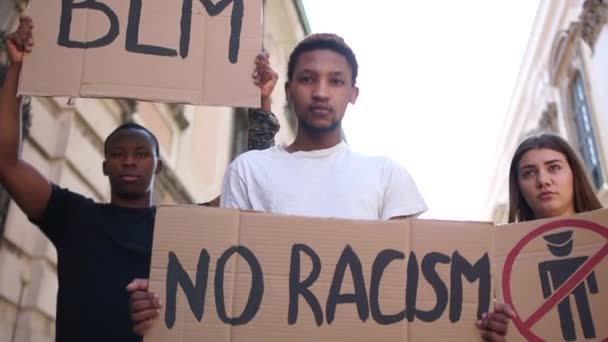 Massaprotesten in de VS. Multiraciale groep mensen met posters blm, politie vrije zone, geen racisme. Rallies tegen racisme en politiegeweld. Vreedzame zwarte levens zaak Protest City Street — Stockvideo