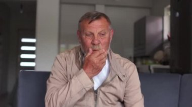 Üzgün depresif bir adamın portresi. Dünya ekonomik krizi, azalan gelir. Yoksulluk ve işsizlik kavramı