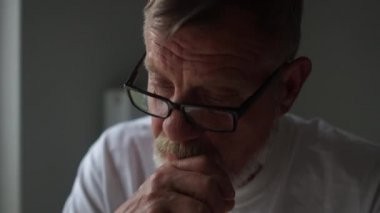 Ekonomik kriz konsepti. Fakir adam faturaları ödemek için para sayıyor. Dünyadaki işsizlik ve sosyal sorunlar, Coronavirus covid-19