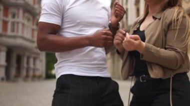 Parkta dans eden ırklar arası bir çift. Siyahi erkek ve beyaz kadın öğrencilerin sokakta hayran kitlesi var, hoşgörü kavramı.