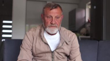 Yoksulluk ve işsizlik kavramı. İşinden yeni kovulmuş üzgün bir adamın kapalı bir portresi.
