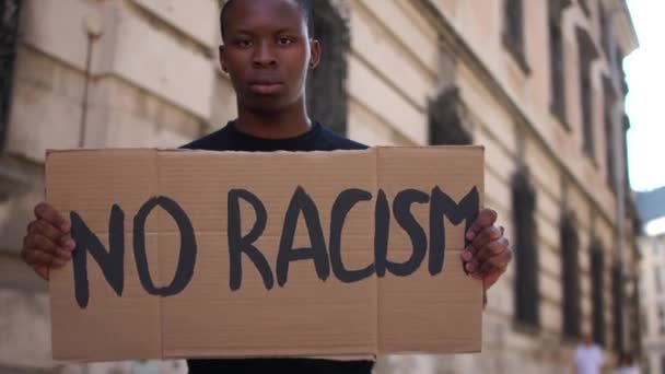 Retrato de perto do homem afro-americano sem cartaz de racismo. Homem negro agressivo. Motins nos EUA — Vídeo de Stock