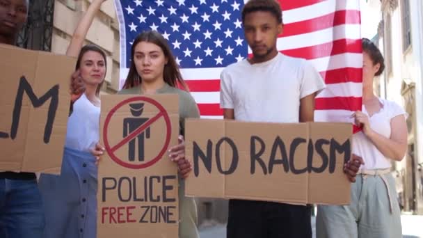 Pas de racisme. Manifestations de masse aux États-Unis contre la violence et le racisme. Groupe interasiatique de personnes avec affiches — Video